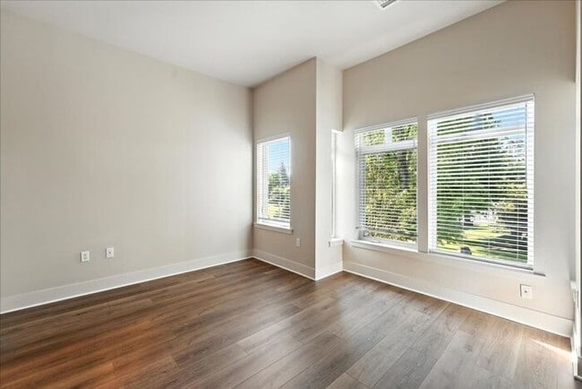 Building Photo - Versatile Townhome: Perfect for Live/Work ...