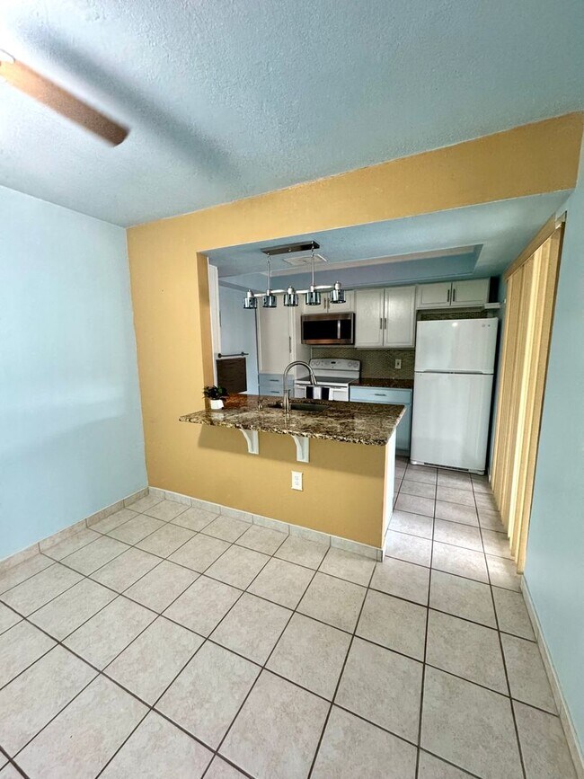 Building Photo - Beautiful 2-bedroom, 1.5-bath condo