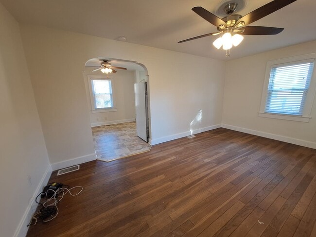 Building Photo - 10 Commodore Dr