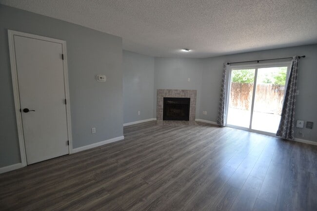 Building Photo - Available NOW, 2 bedroom townhome w/ AC! -...