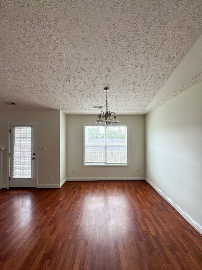 Building Photo - Charming 3 Bed 2 Bath Home in Fayetteville