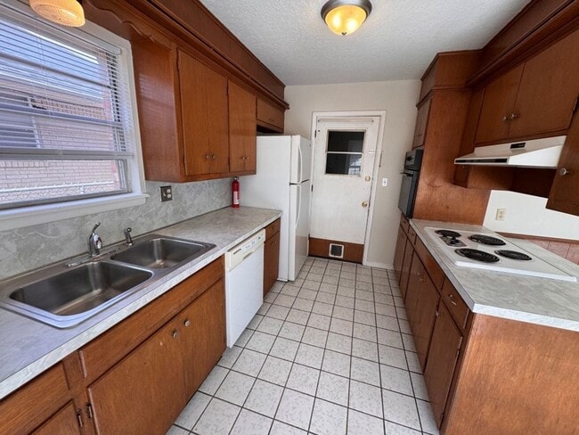 Building Photo - Huge fenced yard, charming 3-bedroom Norman home ready for move in!