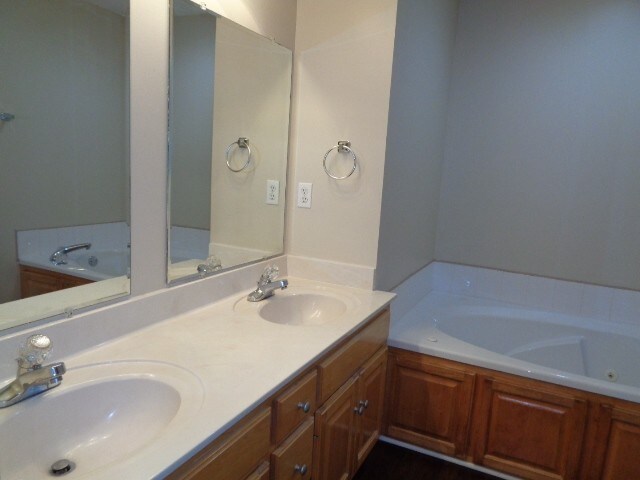 Building Photo - 114 Louise Dr