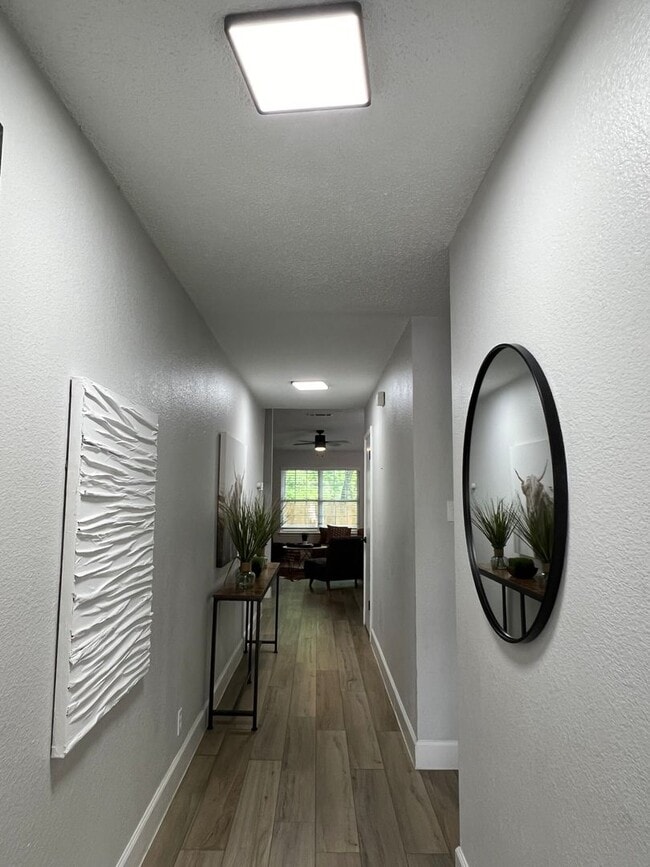 Building Photo - 3 bedroom off of 183!