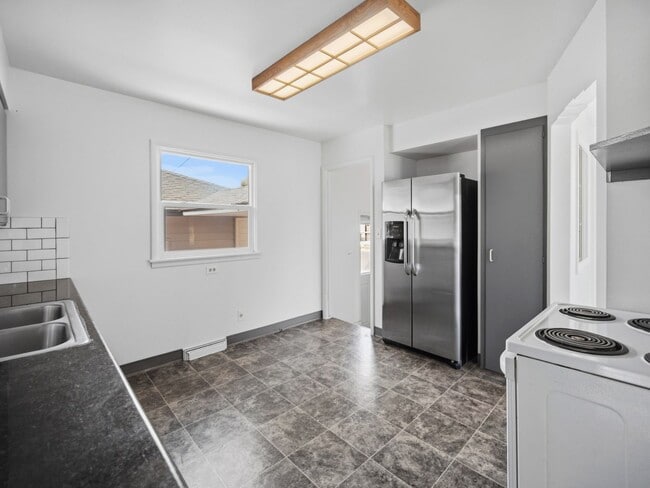 Building Photo - Charming Northwest Spokane Home | Minutes from Audubon Park & Downriver Golf Course