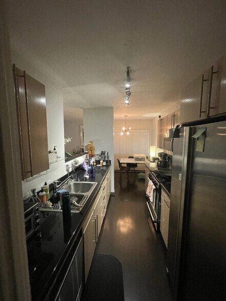 Building Photo - 330 S Barrington Ave