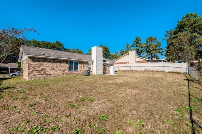 Building Photo - 2937 Dahlia Dr
