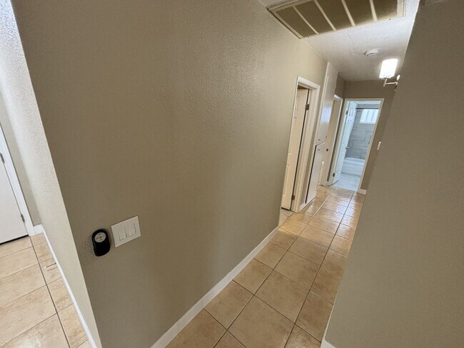 Building Photo - Newly Renovated 3bed/3Bath W/ private studio located in E. Las Vegas