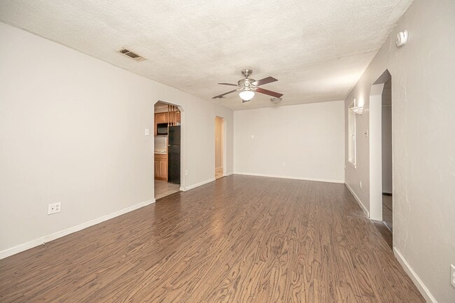 Building Photo - Cute Rental Home