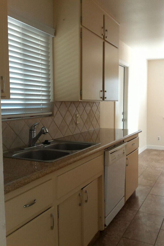 Building Photo - Lovely 3 Bedroom 1.5 Bath in Clovis