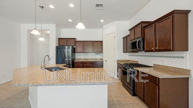 Building Photo - 937 N Gomez St