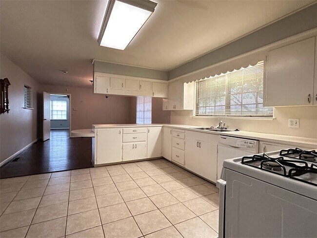 Building Photo - 1601 N Sang Ave