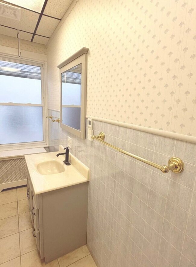 Building Photo - Charming Home in Wilson School District