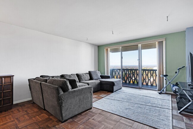 Building Photo - 2000 Linwood Ave