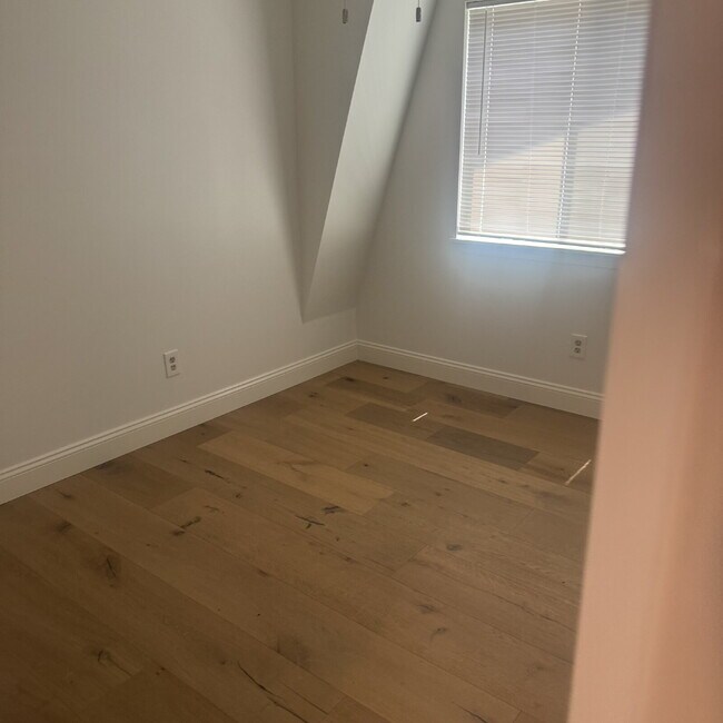 Building Photo - South Davis Townhome