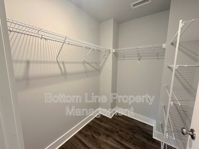 Building Photo - 3814 Starmount Ave