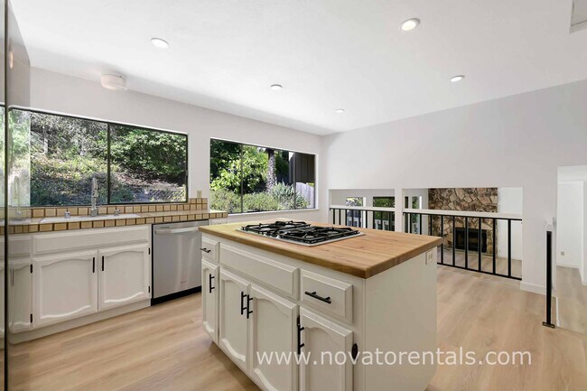 Building Photo - 32 Spinosa Way