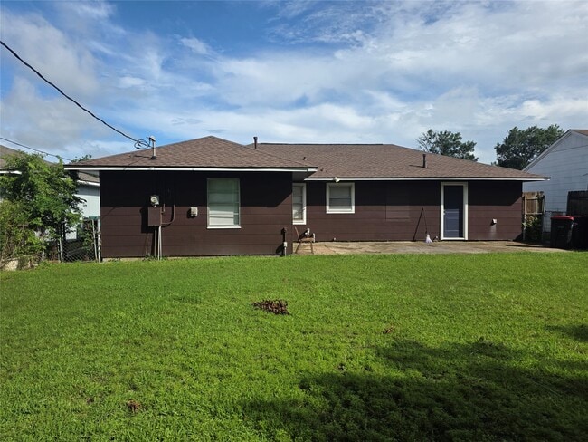 Building Photo - 705 N Circle Dr
