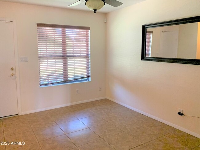 Building Photo - 933 E Lodge Dr