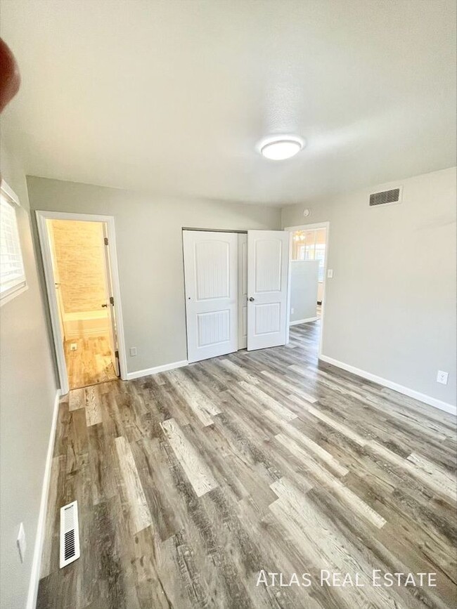 Building Photo - Beautiful 1 Bedroom 1 Bath Located Right O...