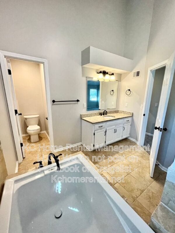 Building Photo - 1109 E Sleepy Hollow Dr