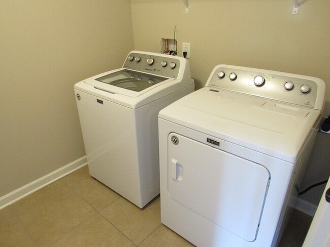 Building Photo - Old Hickory townhome, like new!