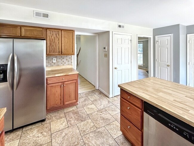 Building Photo - 6432 Goldenrod Ct