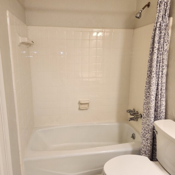 Tub/Shower in Hall Bath - 1447 Ridgeland Ct SW