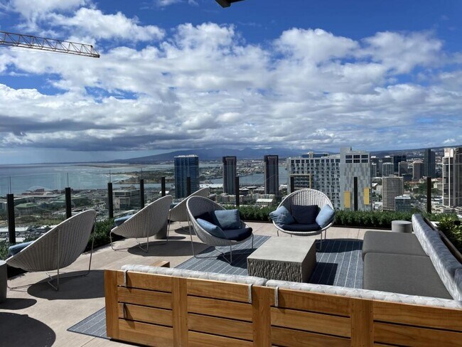 Building Photo - 987 Queen St