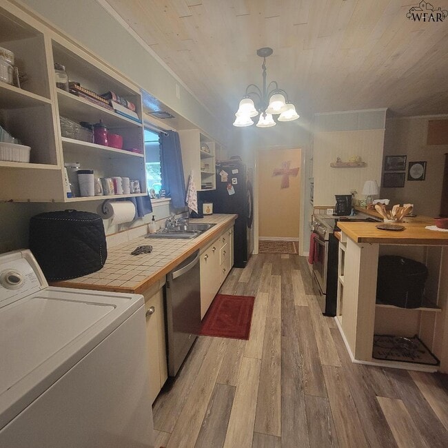 Building Photo - 2415 Martin St