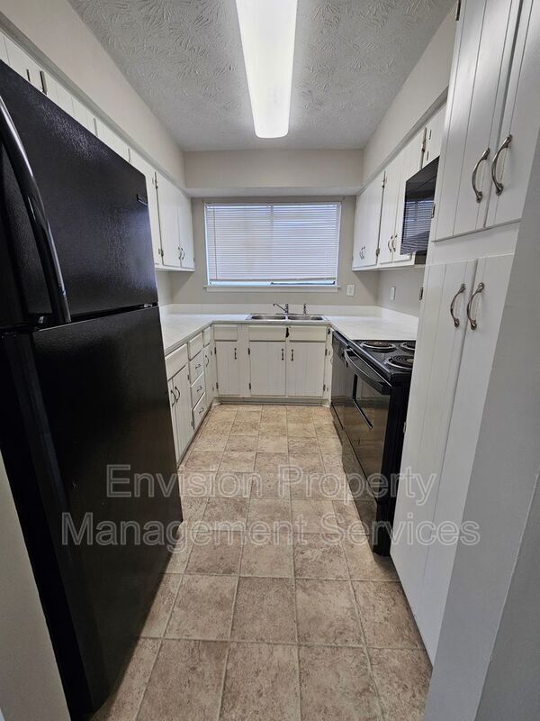 Building Photo - 8577 Pineview Ln