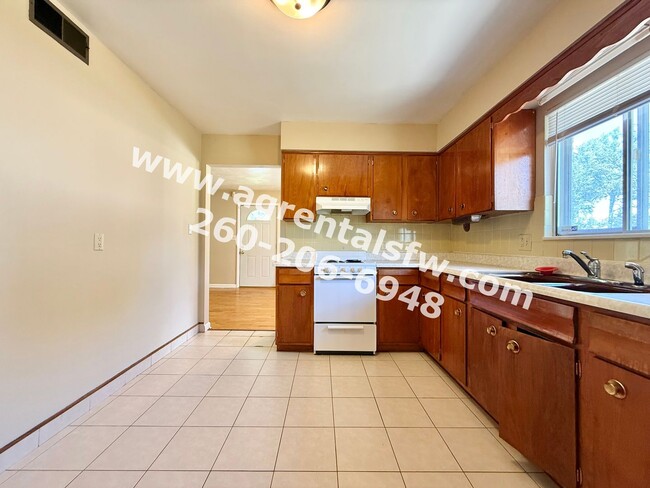 Building Photo - 3 bedroom House