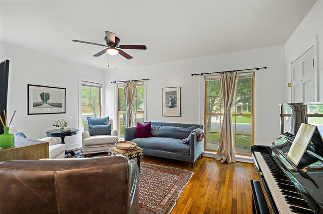 Building Photo - 407 Zennia St
