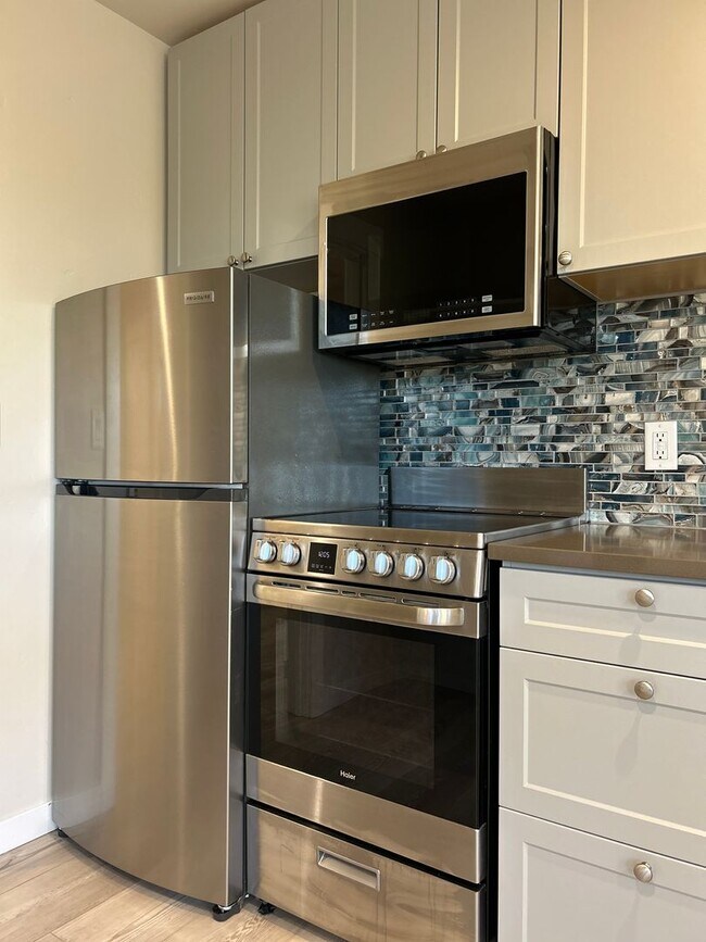 Building Photo - 1079 NW Quincy Ave