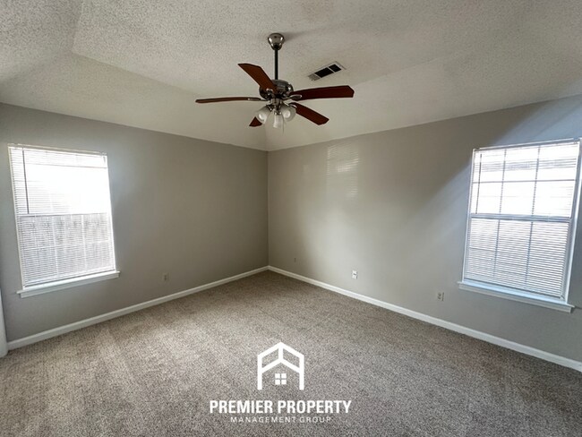 Building Photo - Charming 3BR/2BA Memphis Home with Vaulted Ceilings, Fireplace & Fenced Yard