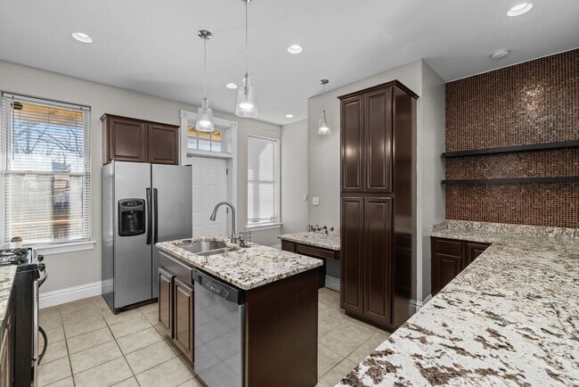 Building Photo - *MOVE IN SPECIAL* High end, 3 bedroom single family home in The Grove!