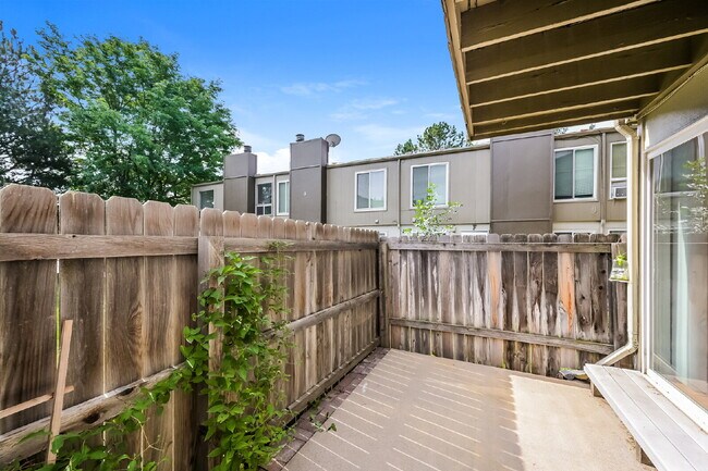 Building Photo - Cozy Garden-Level Condo with Park Views
