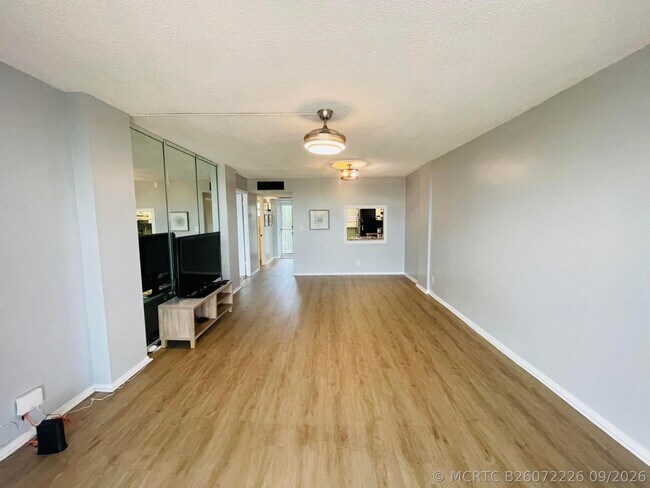 Building Photo - 109 Royal Pk Dr