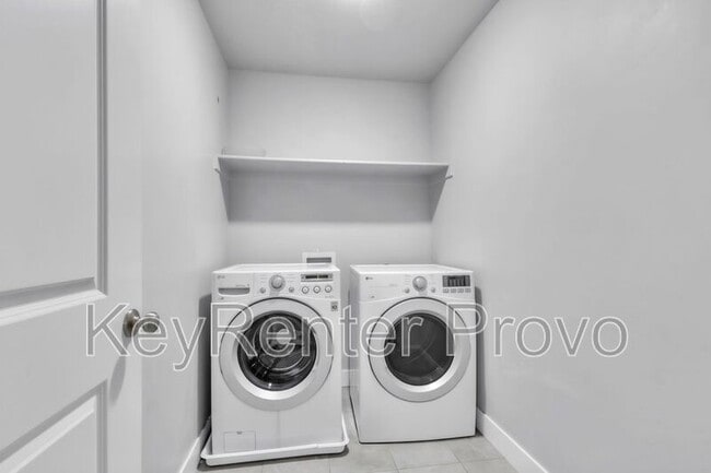 Building Photo - 1042 N 120 E St