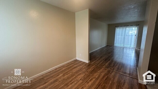 Building Photo - Charming 2BD/1.5BA Duplex