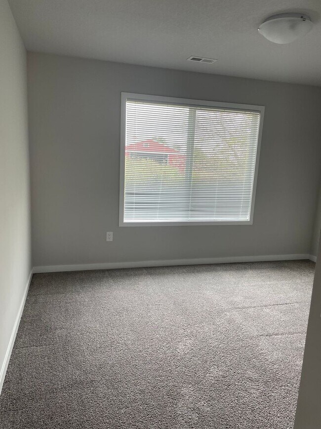 Building Photo - Beautiful! 3 bedroom 3 bathroom Single-Family Home in Urbandale, IA