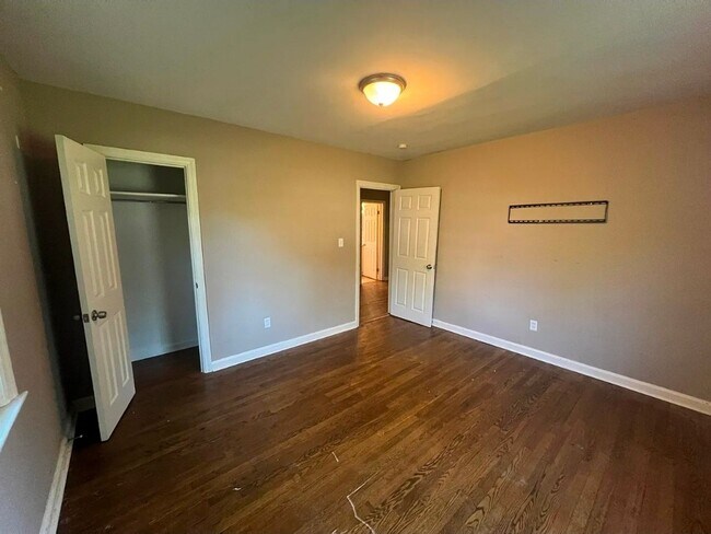 Building Photo - Charming Home with Front & Rear Porches overlooking large yard!!