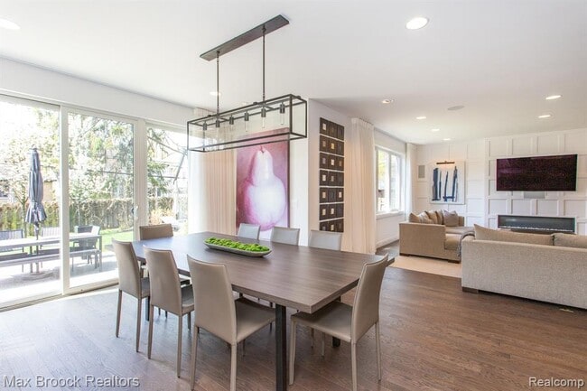 Building Photo - 25925 York Rd