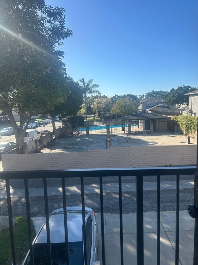 Building Photo - Tranquil Condo 2+1 with Pool View