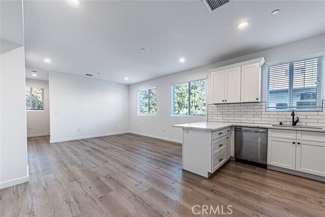 Building Photo - 14944 Moorpark St
