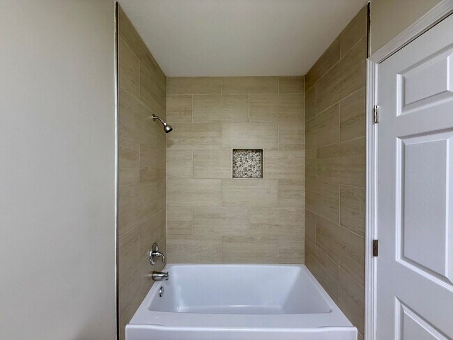 Building Photo - 3 Bedroom/2 Bathroom HOME FOR THE HOLIDAYS...