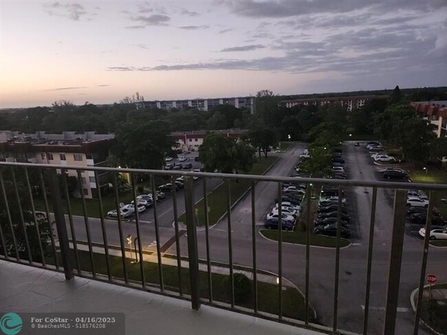 Building Photo - 4174 Inverrary Dr