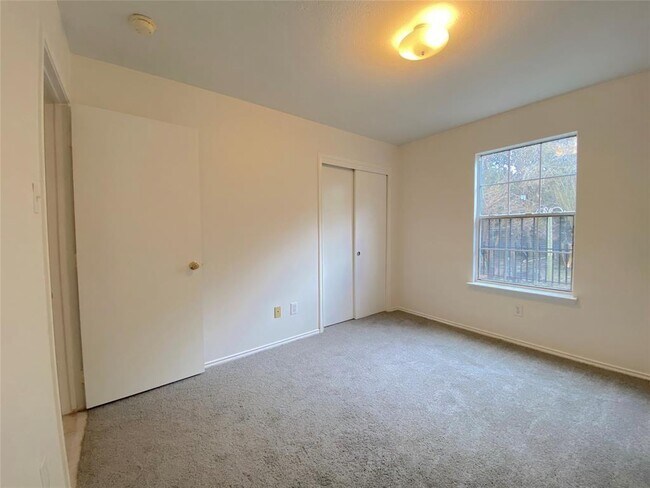 Building Photo - 3303 Bent Spring Ct