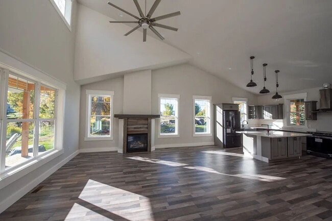 Building Photo - Beautiful and Spacious 3 Bed, 2.5 Bath Hom...