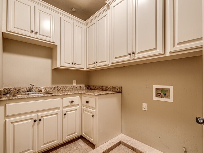 Building Photo - Luxury Edmond Townhome Overlooking Waterfa...